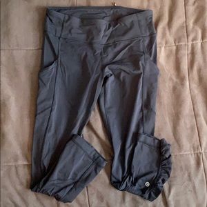 Lululemon ruched pocket capris size 8 black